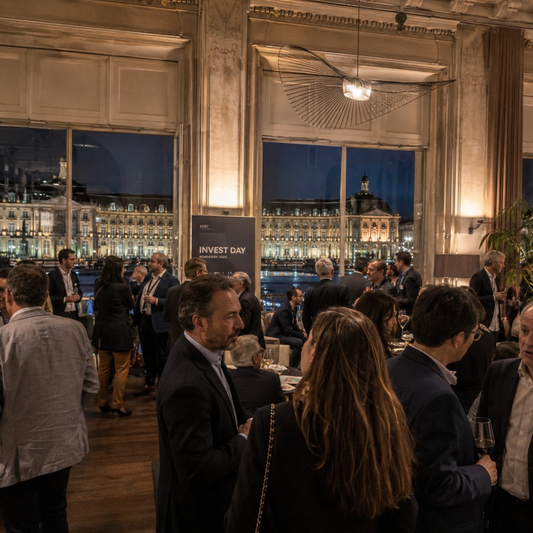 Réception d’entreprise dans un salon bordelais, face à la place de la Bourse illuminée